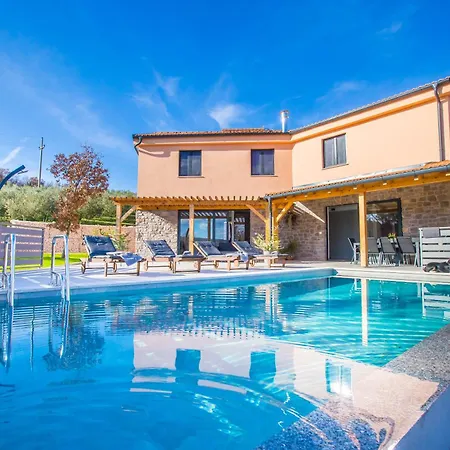 Dominika Villa Rakotule