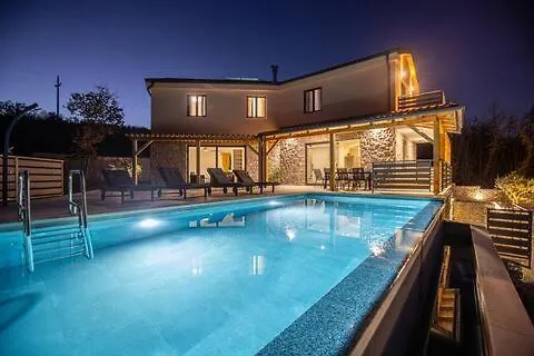 Dominika Villa Rakotule